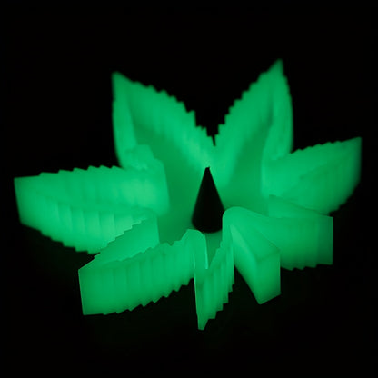 1pc Maple Leaf Shaped Luminous Ashtray - High-Temperature Resistant & Anti-Fall Household Decorative Ashtray for Home, Hotel, Bar, Office - Unique Fancy Gift for Men & Women, Perfect for Christmas & Halloween Celebrations